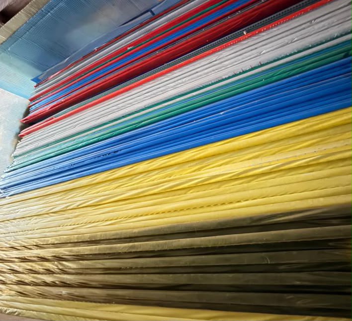 Chapas acrílicas coloridas empilhadas no estoque da Resitec